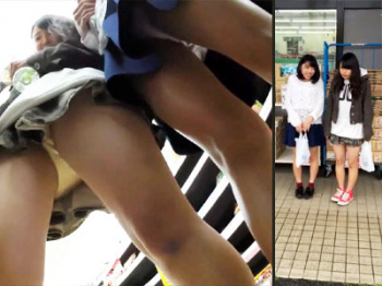 【JC逆さ撮り盗撮動画】地元のドラッグストアにお菓子を買いに来た二人組…2人揃って足元からローアングル撮りwwの画像