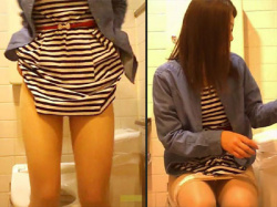 【洋式トイレ盗撮動画】ひらひらミニスカートを捲り上げてパンスト下ろす…スタイル良い素人女性のオシッコを隠しカメラ撮りｗｗの画像