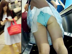 【スカート捲り盗撮動画】エスカレーターで立ち止まったミニスカ女子のスカートを次々と捲ってパンモロを隠し撮りｗｗの画像
