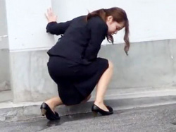 【OLお漏らし盗撮動画】大阪のど真ん中でトイレを見つけることが出来ず路上で漏らしてしまった素人を隠し撮りｗｗの画像