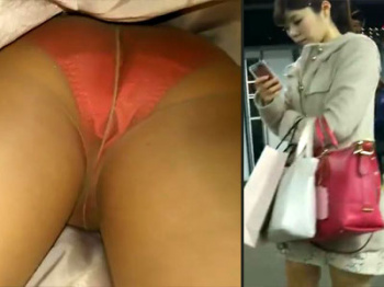 【スカート捲り盗撮動画】幼く見える女の子から大人っぽい美人女性まで…駅構内で見つけた女たちのスカートを次々と捲り上げるwwの画像