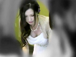 【ドレス胸チラ盗撮動画】結婚式に招待された若い女性たちが前屈みでゲストブックに記帳した瞬間に谷間を隠し撮りｗｗの画像