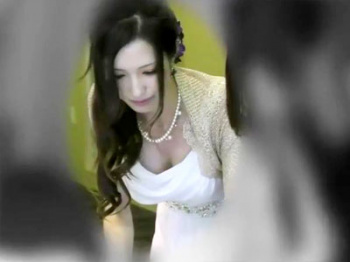【ドレス胸チラ盗撮動画】結婚式に招待された若い女性たちが前屈みでゲストブックに記帳した瞬間に谷間を隠し撮りwwの画像