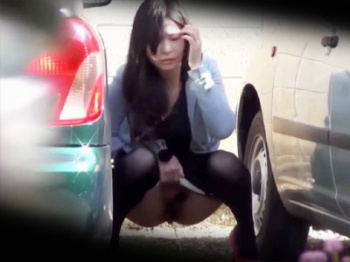 【野ション盗撮動画】突然の尿意に我慢出来ず野外の駐車場で黒パンストを下ろしてオシッコする女性の放尿を隠し撮りｗｗの画像