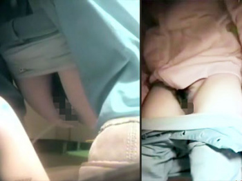 【無修正公衆トイレ盗撮動画】和式の古そうな便所を利用する一般女性たちのオシッコ出るおまんこをドアップ撮りwwの画像