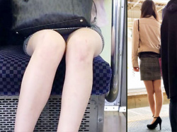 【電車パンチラ盗撮動画】カバンでガードしてもタイトスカートの隙間から薄紫色のサテン生地パンティが丸見えの女子ｗｗの画像