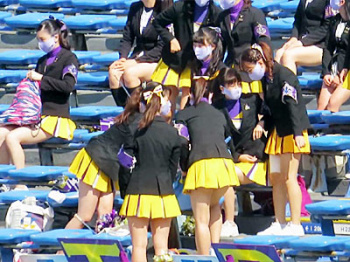 【女子大生チアガール盗撮動画】試合前の準備をする立教大学のミニスカやホットパンツのチアガールを隠し撮りwwの画像