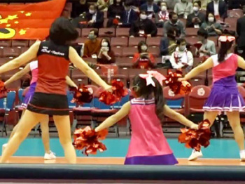 【チアガール盗撮動画】女子バレーボールのハーフタイム中…女性と幼女が入れ混じったチアダンサーを隠し撮りwwの画像