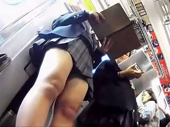【JK電車逆さ撮り盗撮動画】友達とテスト勉強をしながら学校へ向かう女子校生…足元のカメラに気付かず下着を盗撮wwの画像