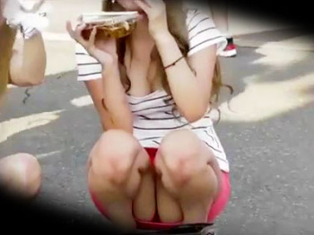 【ギャルパンチラ盗撮動画】露店で購入した焼きそばを食べながらタバコを吸うヤンキーのパンツを隠し撮りwwの画像
