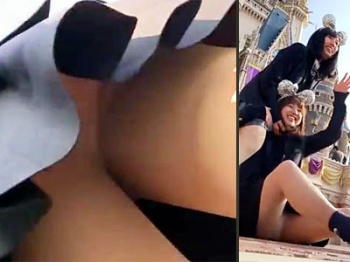 【JKパンチラ盗撮動画】修学旅行で夢の国にやってきた女子校生2人組…浮かれ気分がマックスとなりパンツが丸見えwwの画像