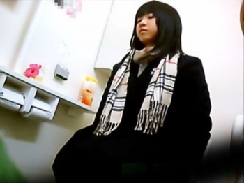 【JKおしっこ盗撮動画】学校の女子トイレ!?続々と制服姿の女子校生が入ってくる便所を隠しカメラ撮りwwの画像