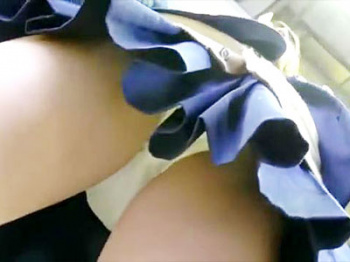 【綿パンツJK逆さ撮り盗撮動画】駅ホームで電車待ちの女子校生…隠し持ったカメラを使い真横からクロッチ接写撮りwwの画像