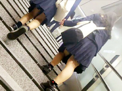 【JK街撮り盗撮動画】名古屋栄の『サカエチカ』で手をつないで仲良さそうな可愛いJKを階段からローアングル撮りｗｗの画像