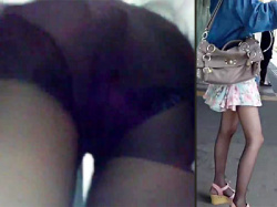【スカート捲り盗撮動画】エスカレーターでスカート捲り上げられても気付かない…黒パンスト穿いた女子の下半身接写撮りｗｗの画像