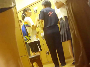 【女湯脱衣所盗撮動画】部活終わりの女子校生が多数…若い女子が脱衣するところを女盗撮師が隠しカメラ撮りｗｗの画像