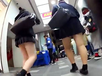 【ミニスカJK逆さ撮り盗撮動画】制服のスカート丈が短すぎて少しのローアングルで下着が丸見えになる女子校生を隠し撮りｗｗの画像