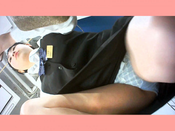 携帯ショップの新人店員に質問しながらパンチラ盗撮動画の画像