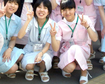 ナース(看護師)達が集合写真でピースしながらパンチラ見えちゃってるwの画像