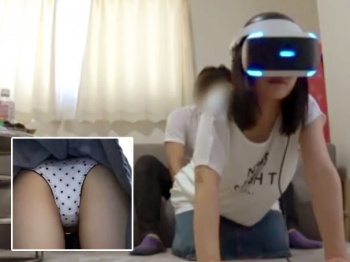 VRパンチラ!VRに夢中なJDのスカート捲ってパンチラ撮影し放題wの画像
