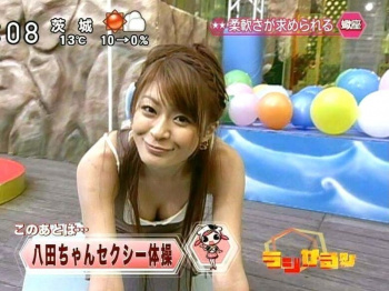 乳首まで見えて恥ずかしい・・・テレビに映った芸能人の胸チラ画像47枚の画像