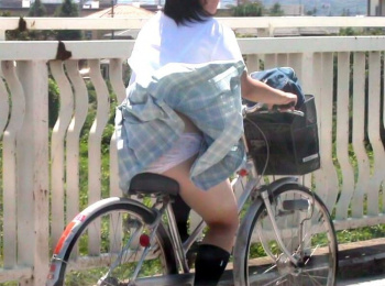 自転車パンチラ!街を駆け抜けるJKがスカート捲れてパンツ丸見え画像の画像