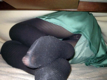 こたつパンチラ!コタツ布団を捲ればパンツが丸見え盗撮画像の画像