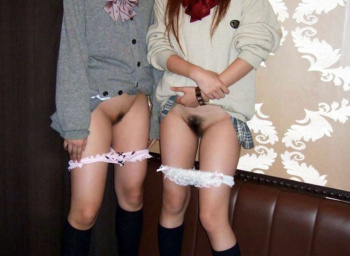 スカートめくってパンツも下ろしてマン毛見せる素人女子画像の画像