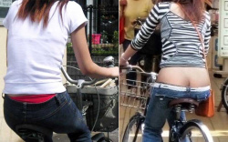 【自転車パンチラ】ローライズでハミパンしている女子エロ画像の画像