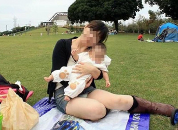 子連れママさんがしゃがみ込んでパンツ丸見えエロ画像の画像