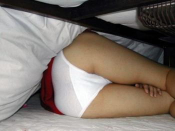 冬のコタツはパンチラの宝庫で盗撮し放題だねっ!の画像