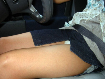 パンツ見えているスリットスカート女子のパンチラ街撮り画像の画像