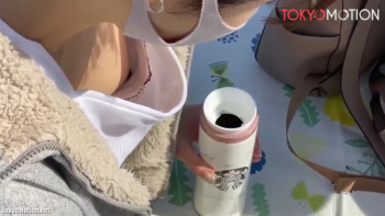 ピクニックでママ友のハミマンパンチラと乳首チラ盗撮するパパの画像