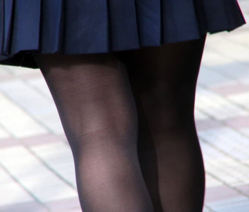 JKの黒パンストが微妙に透けててエロすぎる街撮り画像の画像