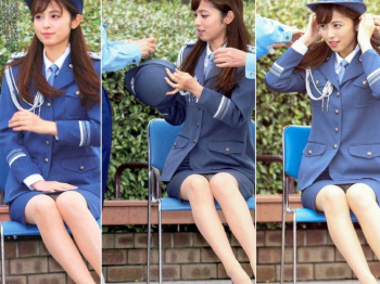 芸能人の一日警察署長でパンチラ連発しているエロ画像永久保存版!!の画像