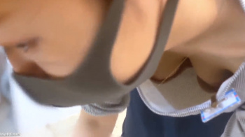 店員巨乳胸チラ!前かがみでオッパイ二つとも丸見え動画の画像