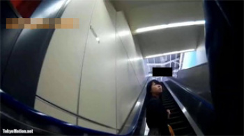 【スカート捲り盗撮動画】お姉さんにバレずにパンチラを見るはずだったのがモロバレして大惨事！の画像