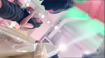 【店員逆さ撮り盗撮動画】スカートの丈が短かった綺麗なお姉さん！案の定パンチラをモロ撮られちゃう！の画像