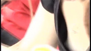 【胸チラ盗撮動画】街中に行くのにノーブラはNG！乳首をバッチリ隠し撮りされた女子大生！の画像