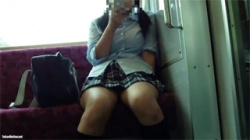 【JKパンチラ盗撮動画】スマホに夢中になっていると股が開いてパンツ丸見え状態になった女子校生！の画像