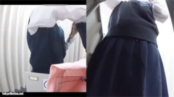 【JK着替え盗撮動画】某有名コンビニの更衣室に隠しカメラ設置！若くて綺麗な女子校生の生着替え！の画像