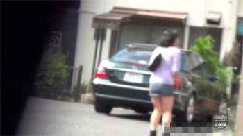 【野外放尿盗撮動画】便所がなかったお姉さん達の取る行動は野ションのみ！人目につかない場所で股を開きオシッコ開始！の画像