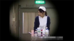 【病院盗撮動画】ノーパン状態になり患者の前でお仕事を始める露出狂看護婦を隠し撮り！の画像