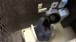 【トイレ盗撮動画】隣の個室にご注意を！超鮮明画質でオシッコと生尻を堪能できる一本！の画像