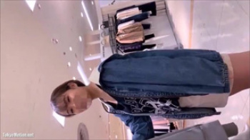 【ショップ店員盗撮動画】最強すぎるこの胸の谷間！エロすぎた股間！上も下も文句無しのお姉さんを存分に楽しめる！の画像
