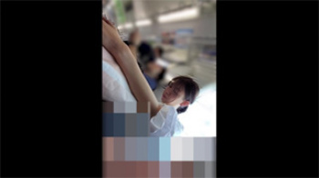 【乳首ポロリ盗撮動画】そんなゆるゆるのシャツで胸元は守れない！綺麗なビーチクが谷間から顔を覗かせちゃってます！の画像