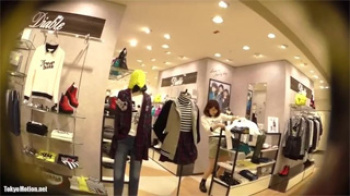 【店員逆さ撮り盗撮動画】身振り手振り接客を頑張っているお姉さんのパンチラを狙っての奮闘記！の画像