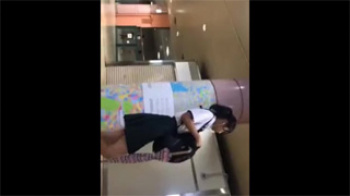 【JK逆さ撮り盗撮動画】黒髪ポニーテールって最高！超カワ女子校生のスカートを覗きこめ！の画像