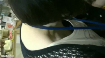 【胸チラ盗撮動画】綺麗な胸元って反則！お姉さん乳首が見えそうなのでもう少し屈んで下さい！の画像