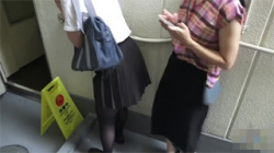 【JKお漏らし盗撮動画】今か今かとトイレの清掃を待っていたが残念ながら我慢しきれずスカートから大量おしっこ！の画像